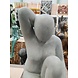 Beeld zittende en krabbende vrouw grijs 66cm Beeld zittende en krabbende vrouw grijs 66cm