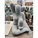 Beeld zittende en krabbende vrouw grijs 66cm Beeld zittende en krabbende vrouw grijs 66cm