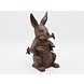 Bronzen beeld konijn met wortels Bronzen beeld konijn met wortels
