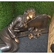 Bronzeskulptur einer Frau, die auf einem Grab liegt Bronzeskulptur einer Frau, die auf einem Grab liegt