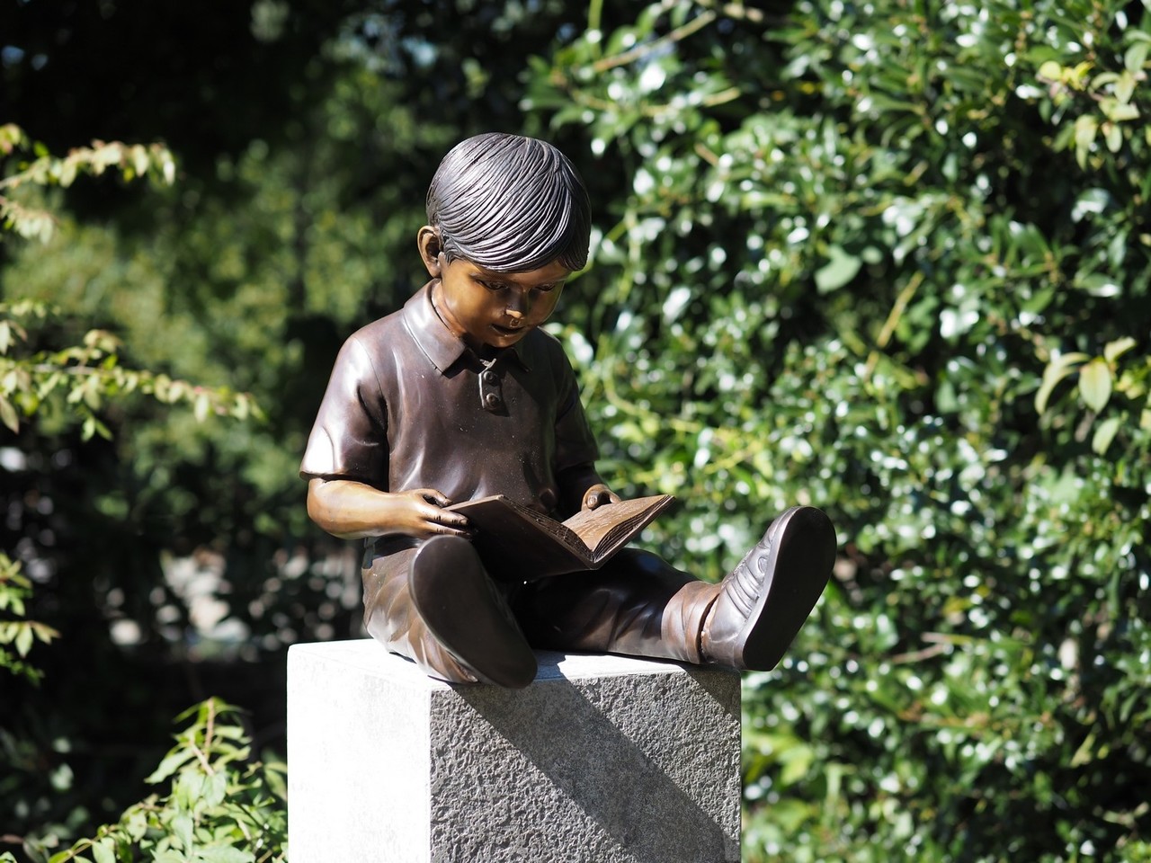 Bronze sculpture Reading boy Eliassen Home & Garden Pleasure