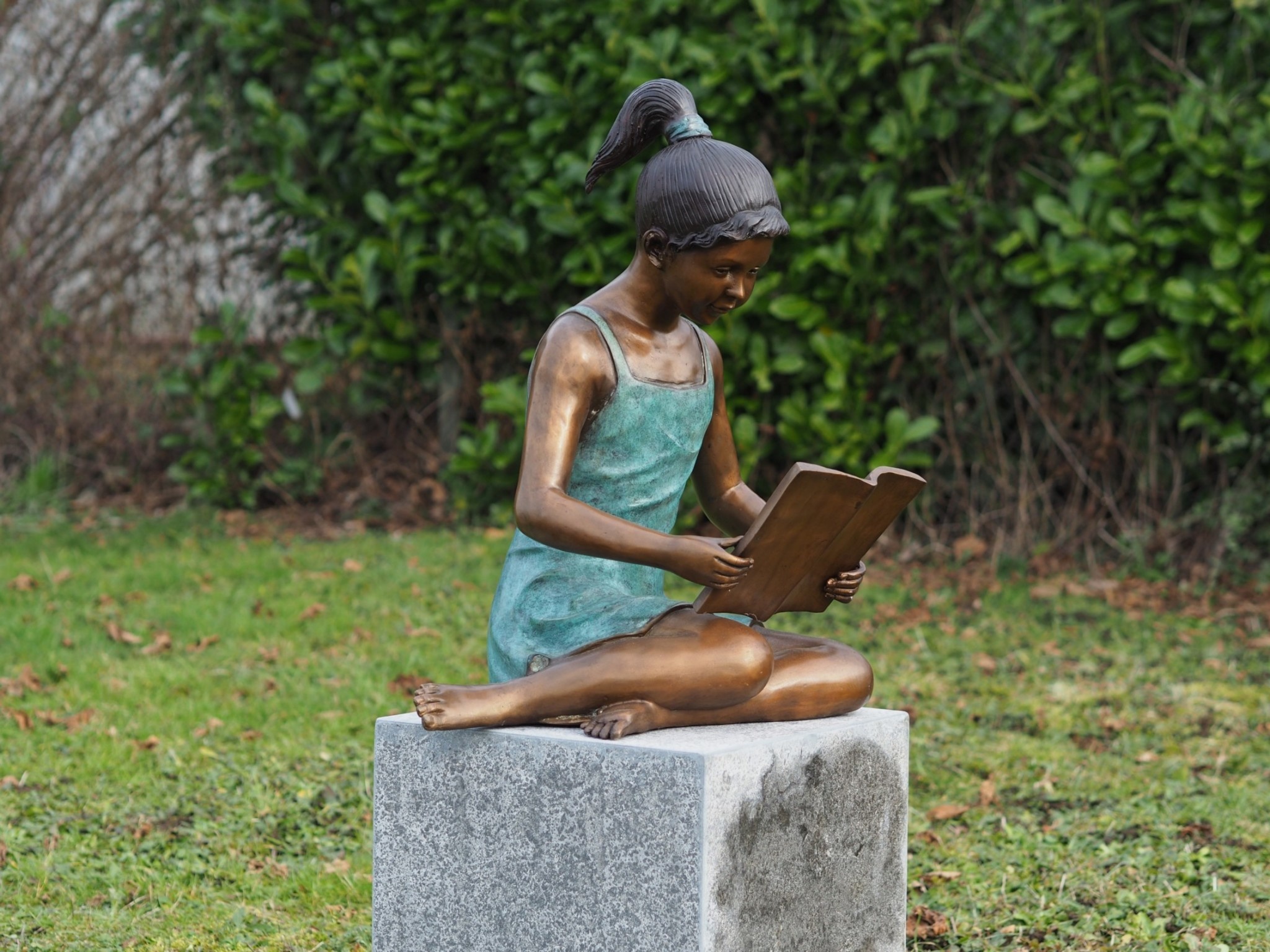 Bronze sculpture Reading girl large Eliassen Home & Garden Pleasure