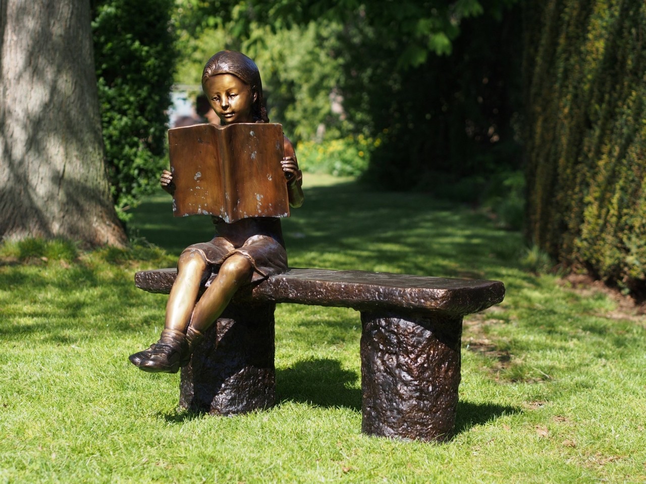 Bronze sculpture Reading girl on a couch Eliassen Home & Garden Pleasure