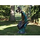 Bronzen beeld Staande vrouw met vogeltje Bronzen beeld Staande vrouw met vogeltje