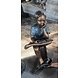 Bronzen beeld jongen op boomstam 92cm Bronzen beeld jongen op boomstam 92cm
