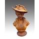 Gusseisenstatue einer Frauenbüste mit Hut 64 cm. Gusseisenstatue einer Frauenbüste mit Hut 64 cm.