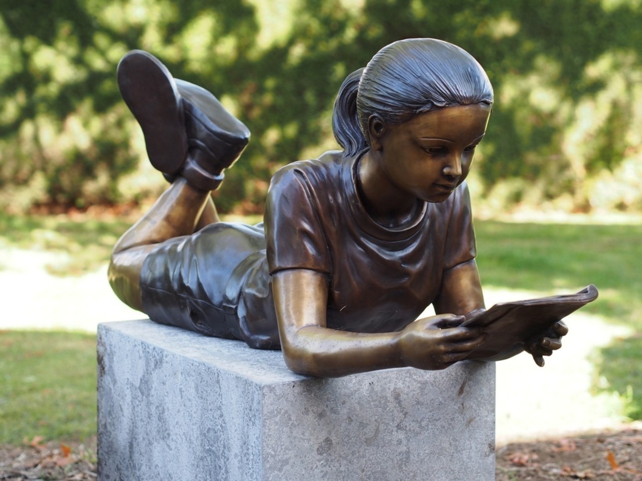 Bronze statue reading girl - Eliassen Home & Gardenpleasure - Eliassen Home  & Garden Pleasure