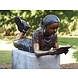 Bronzen beeld lezend meisje Bronzen beeld lezend meisje