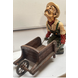 Beeld tuinman met kruiwagen Beeld tuinman met kruiwagen