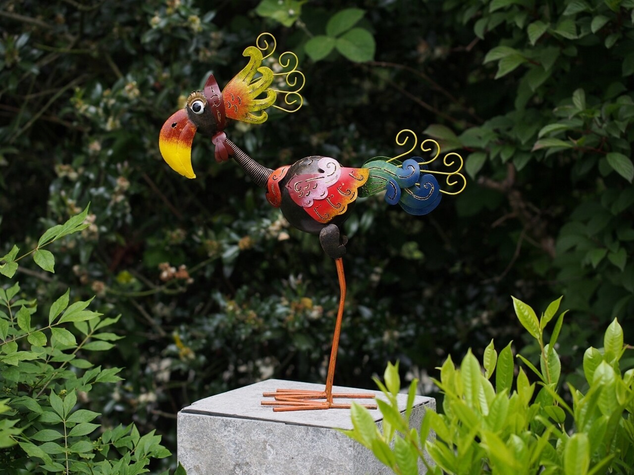 Bunter Vogel aus Metall, 56 cm. Eliassen Home & GardenVergnügen