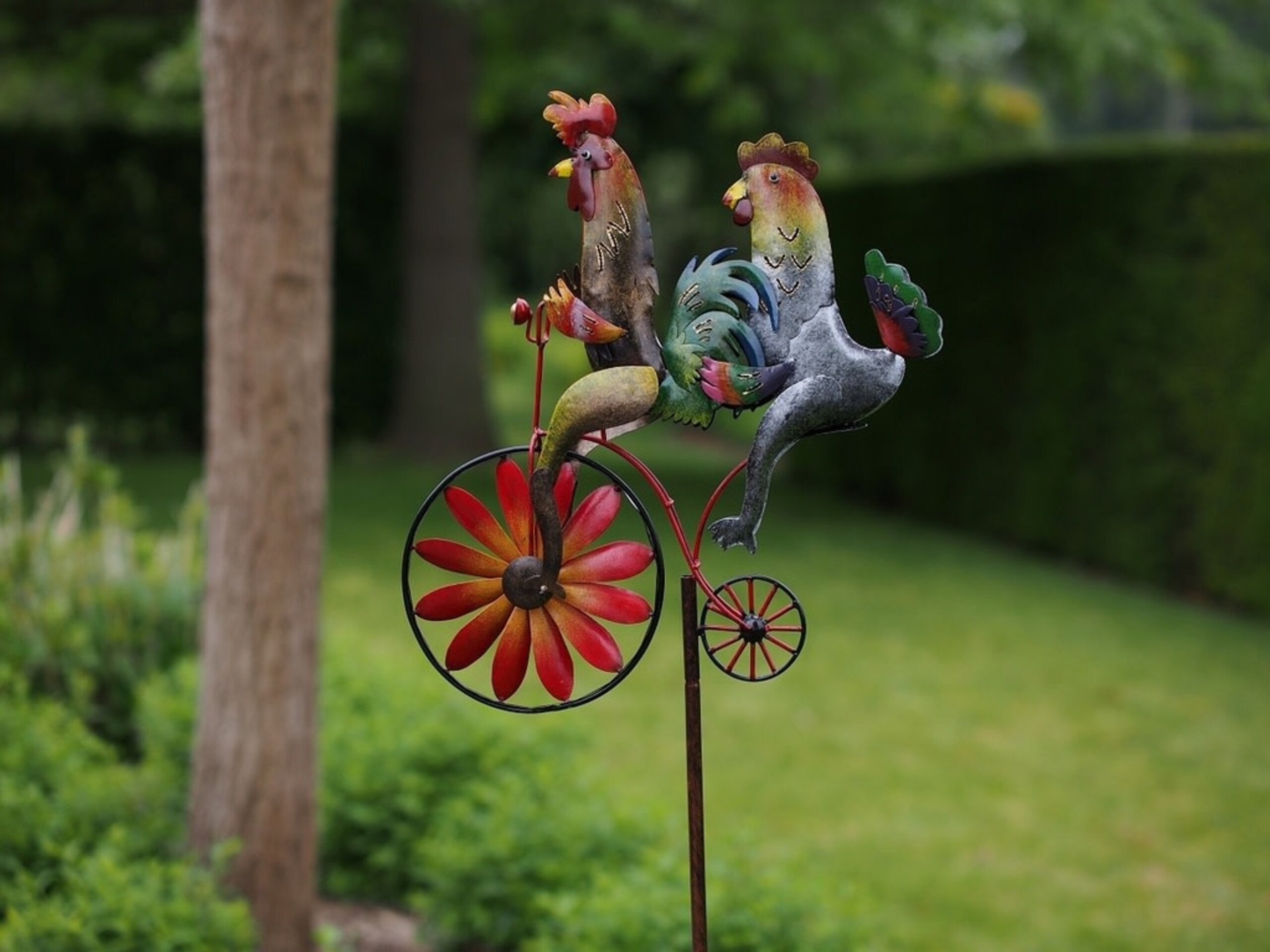 Tuinsteker met Haan en kip op een fiets - Eliassen Home&Gardenpleasure