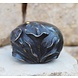 Bronzen urn met kelkbloemen 6cm Bronzen urn met kelkbloemen 6cm