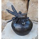 Bronzen urn met kleine libelle 8cm Bronzen urn met kleine libelle 8cm