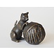 Bronzen urn kat met bolletje wol Bronzen urn kat met bolletje wol