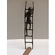 Bronzen beeld man op ladder naar beneden kijkend Bronzen beeld man op ladder naar beneden kijkend