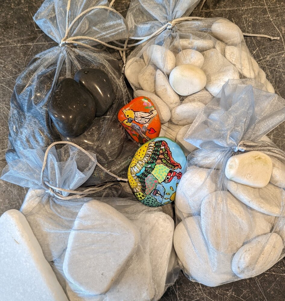 WGCHAIE Kieselsteine 40 Stück - Flache Steine 1-3cm Zum Bemalen & Dekorieren