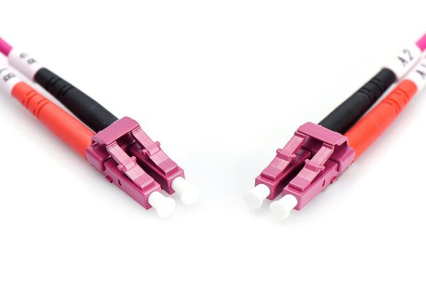 Digitus DIGITUS LWL patchkabel OM4-2 m LC op LC glasvezel kabel - LSZH - Duplex Multimode 50/125µ - 10 GBit/s - Violet Digitus DIGITUS LWL patchkabel OM4-2 m LC op LC glasvezel kabel - LSZH - Duplex Multimode 50/125µ - 10 GBit/s - Violet