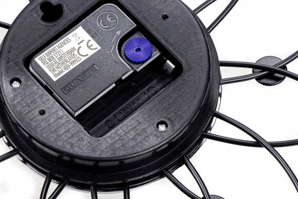 Merkloos Wandklok in bloemvorm - Zwart/Zilverkleur - 30 centimeter Merkloos Wandklok in bloemvorm - Zwart/Zilverkleur - 30 centimeter