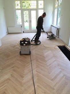 Visgraat tapis parketvloer schuren en oliën in Soest (5)