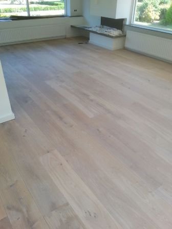 Mooie whitewash plankenvloer van 24 cm breed geleverd in Drachten