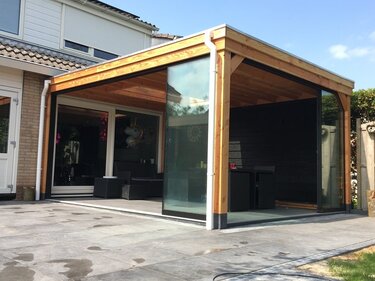 Houten overkapping aan huis