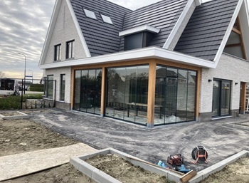 Glazen schuifwand in bestaande houten veranda