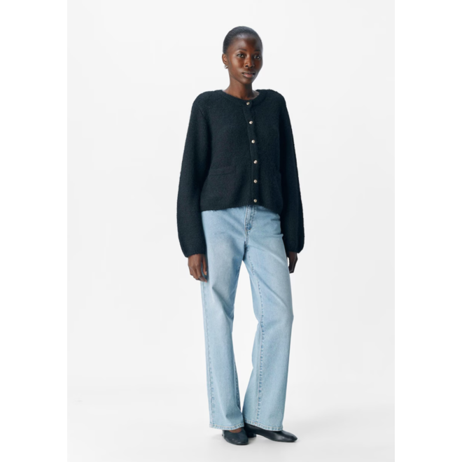 Gebreid vest met gouden knoopjes