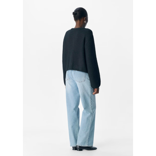 Gebreid vest met gouden knoopjes