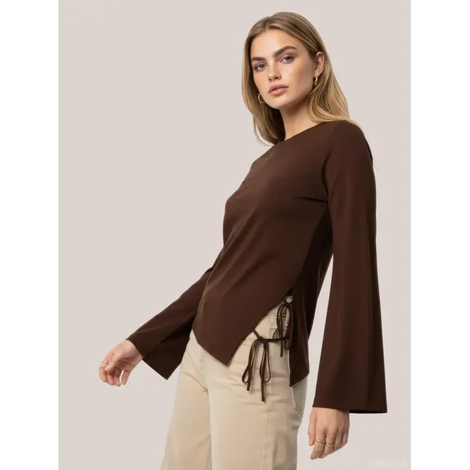 top met strikdetails bruin