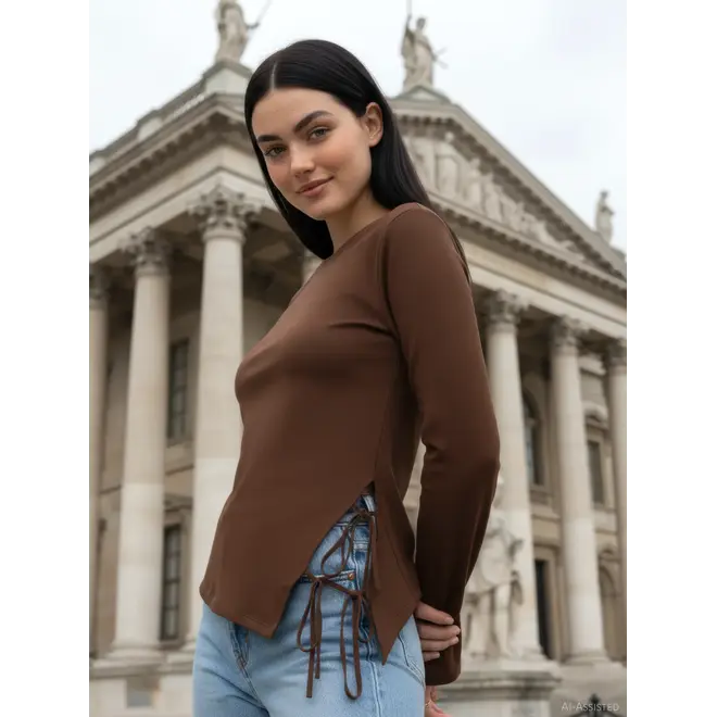 top met strikdetails bruin