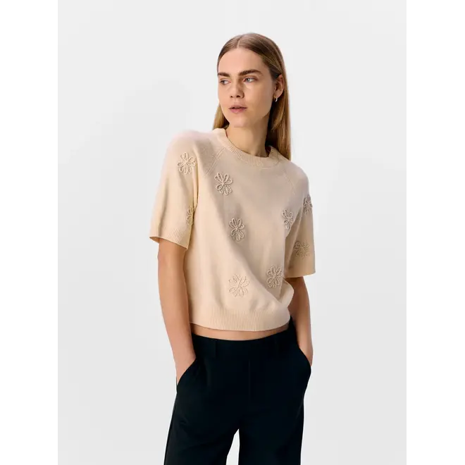 trui met korte mouwen en bloemenapplicaties zand