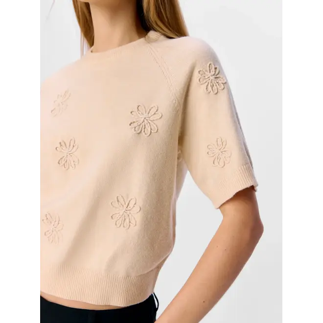 trui met korte mouwen en bloemenapplicaties zand
