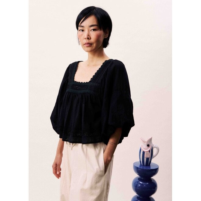 blouse met opvallende neklijn