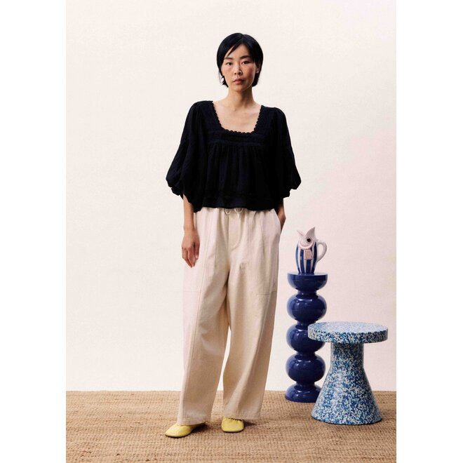 blouse met opvallende neklijn