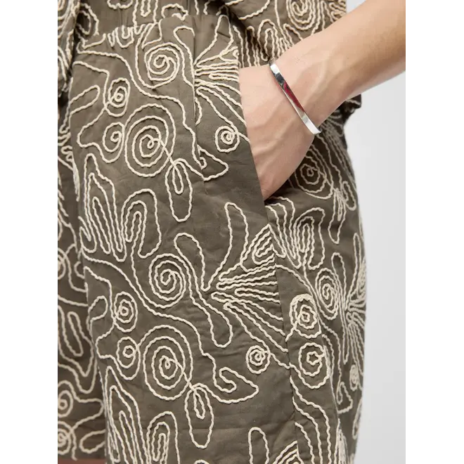 shorts met borduursels