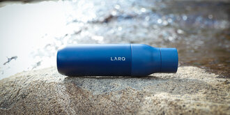 Deze herbruikbare waterfles van LARQ reinigt je drinkwater