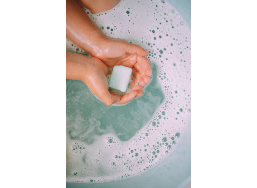 Naïf splashing bathbombs