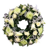 Handwerk door eigenaar Firenze bloemenatelier White lily, roses and gypsophila