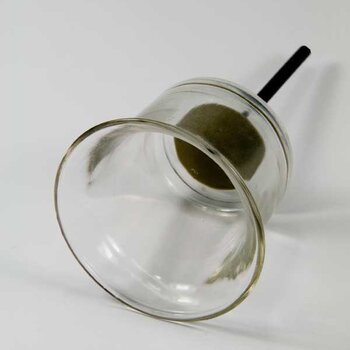 Photophore en verre transparent sur brochette