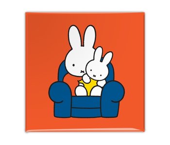 Kühlschrankmagnet, Miffy sitzt auf einem Stuhl