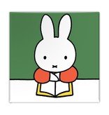 Imán de nevera,  Miffy lee un libro