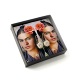 Pendientes chapados en oro con brillantes piedras de cristal,  Frida Kahlo