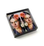 Vergoldete Ohrringe mit glitzernden Kristallsteinen,  Frida Kahlo
