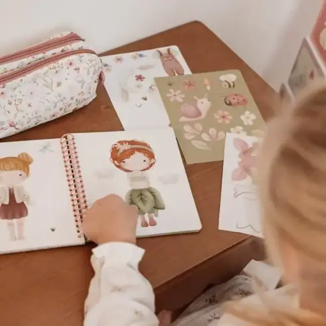 Aankleed en stickerboek Fairy Garden