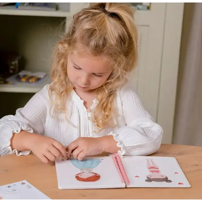 Aankleed en stickerboek Rosa & Friends