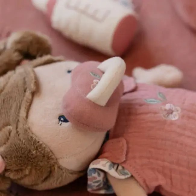 Knuffel babypop Rosa in mandje - 30 cm