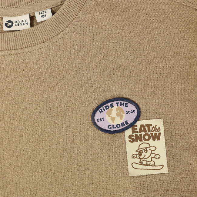 Daily7, T-shirt Longsleeve Badge - Brown, Plaza Taupe