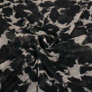  Chiffon in beige met zwarte bloemen en lurex