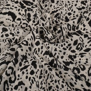  Chiffon roomwit met zwarte dierenprint