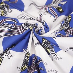  Witte popeline met blauwe cirkels en paradijsvogels